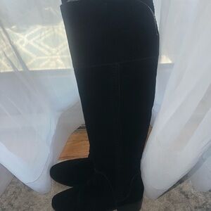 Vince Camuto Kochelda Black Suede Knee high Heeled Boots. 8.5 like new